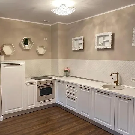 公寓 Spacious Mountain-view With Hot Tub And Free Parking 10 Min To Old Town